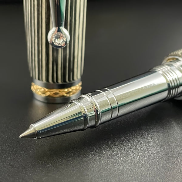 Parure 2 Stylos Luxe Bois Ébène Macassar Blanc et Noir, avec éléments plaqué Or 24k et Cristal. Personnalisé et livré avec boîte cadeau luxe.