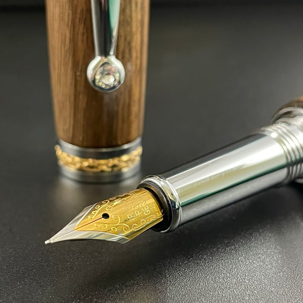 Parure 2 Stylos Luxe Bois Noyer des Pyrénées, avec éléments plaqué Or 24k et Cristal. Personnalisé et livré avec boîte cadeau luxe.
