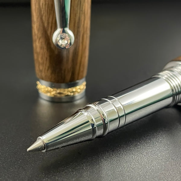 Parure 2 Stylos Luxe Bois Noyer des Pyrénées, avec éléments plaqué Or 24k et Cristal. Personnalisé et livré avec boîte cadeau luxe.
