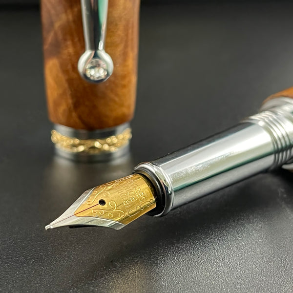 Parure 2 Stylos Luxe Bois Loupe Thuya du Maroc, avec éléments plaqué Or 24k et Cristal. Personnalisé et livré avec boîte cadeau luxe.