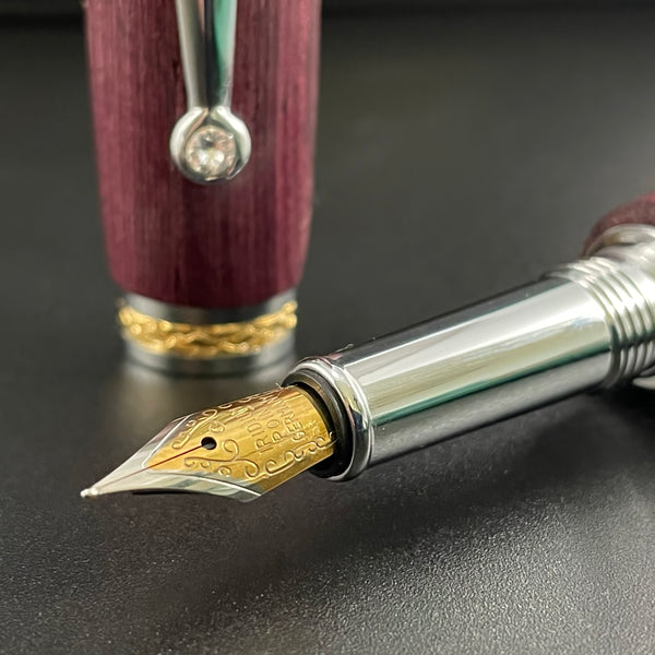 Parure 2 Stylos Luxe Bois Amarante, avec éléments plaqué Or 24k et Cristal. Personnalisé et livré avec boîte cadeau luxe.