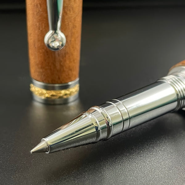 Parure 2 Stylos Luxe Bois Acajou d'Afrique, avec éléments plaqué Or 24k et Cristal. Personnalisé et livré avec boîte cadeau luxe.