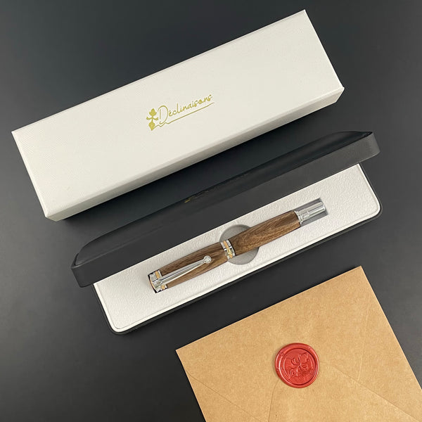 Stylo Roller Luxe Bois Noyer des Pyrénées avec éléments plaqué Or 24k et Cristal. Personnalisable et livré avec boîte cadeau luxe.