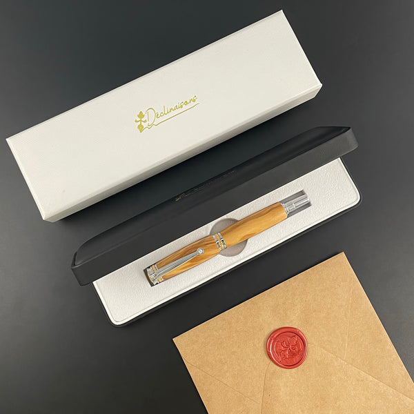 Stylo Roller Luxe Bois Olivier d'Italie avec éléments plaqué Or 24k et Cristal. Personnalisable et livré avec boîte cadeau luxe.