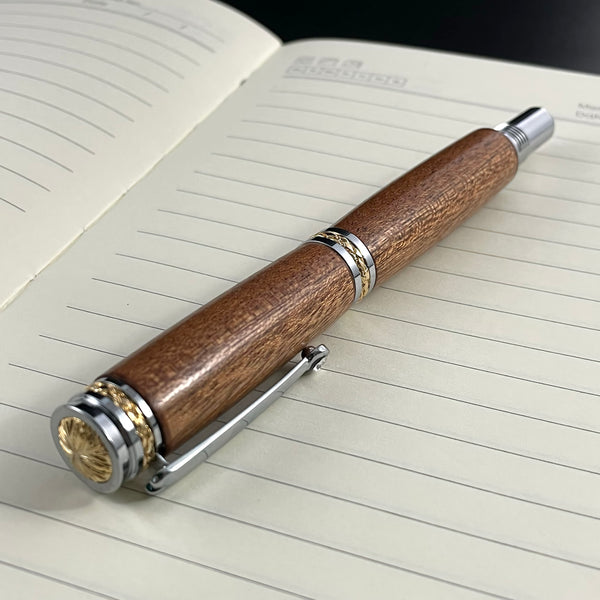 Parure 2 Stylos Luxe Bois Acajou d'Afrique, avec éléments plaqué Or 24k et Cristal. Personnalisé et livré avec boîte cadeau luxe.