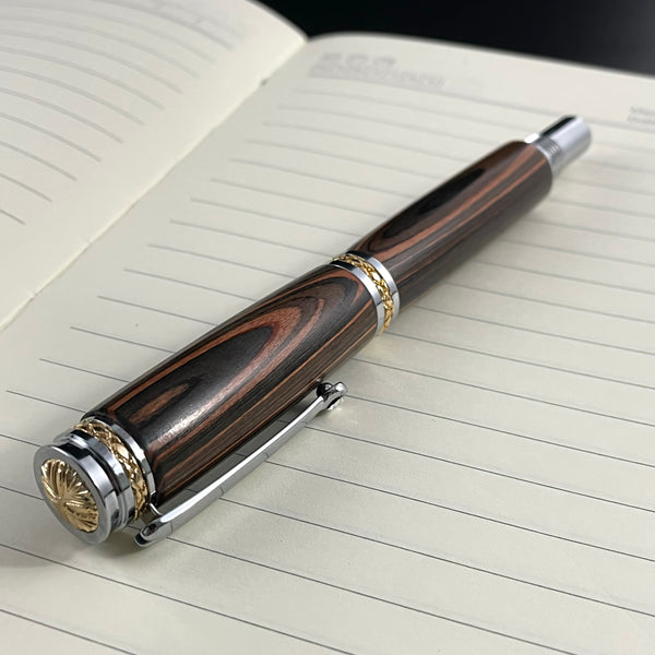 Parure 2 Stylos Luxe Bois Ebène Noir de Macassar, avec éléments plaqué Or 24k et Cristal. Personnalisé et livré avec boîte cadeau luxe.