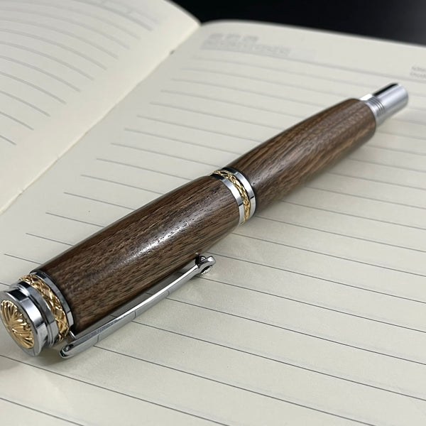 Parure 2 Stylos Luxe Bois Noyer des Pyrénées, avec éléments plaqué Or 24k et Cristal. Personnalisé et livré avec boîte cadeau luxe.