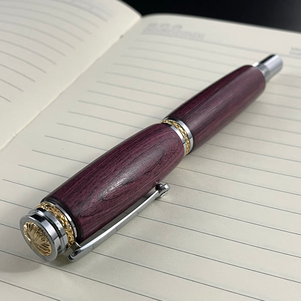 Parure 2 Stylos Luxe Bois Amarante, avec éléments plaqué Or 24k et Cristal. Personnalisé et livré avec boîte cadeau luxe.