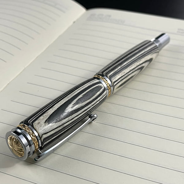 Parure 2 Stylos Luxe Bois Ébène Macassar Blanc et Noir, avec éléments plaqué Or 24k et Cristal. Personnalisé et livré avec boîte cadeau luxe.