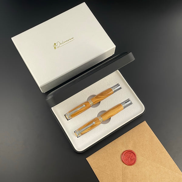 Parure 2 Stylos Luxe Bois Olivier d'Italie, avec éléments plaqué Or 24k et Cristal. Personnalisé et livré avec boîte cadeau luxe.