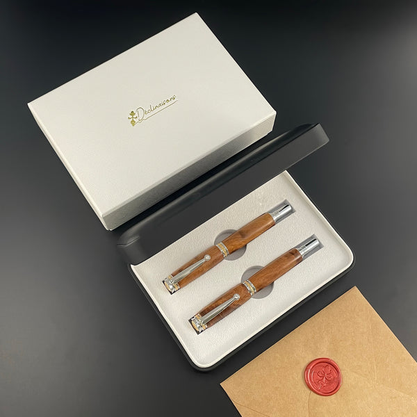 Parure 2 Stylos Luxe Bois Loupe Thuya du Maroc, avec éléments plaqué Or 24k et Cristal. Personnalisé et livré avec boîte cadeau luxe.