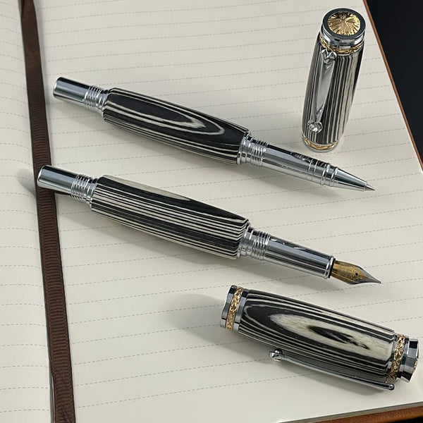 Parure 2 Stylos Luxe Bois Ébène Macassar Blanc et Noir, avec éléments plaqué Or 24k et Cristal. Personnalisé et livré avec boîte cadeau luxe.