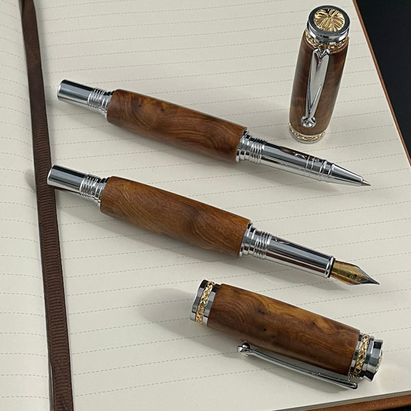 Parure 2 Stylos Luxe Bois Loupe Thuya du Maroc, avec éléments plaqué Or 24k et Cristal. Personnalisé et livré avec boîte cadeau luxe.