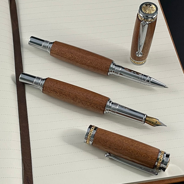 Parure 2 Stylos Luxe Bois Acajou d'Afrique, avec éléments plaqué Or 24k et Cristal. Personnalisé et livré avec boîte cadeau luxe.