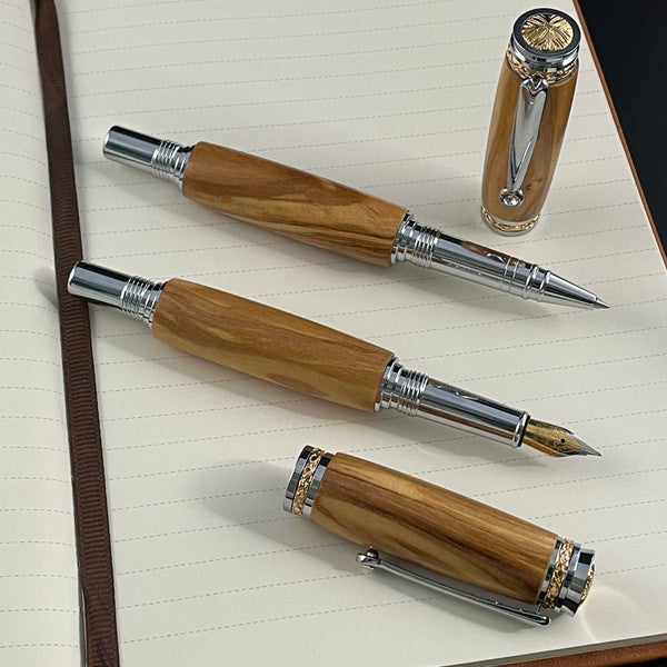Parure 2 Stylos Luxe Bois Olivier d'Italie, avec éléments plaqué Or 24k et Cristal. Personnalisé et livré avec boîte cadeau luxe.