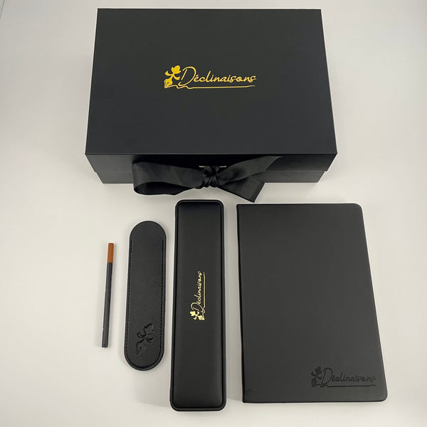 Coffret cadeau : Boite + Stylo Roller Luxe + Carnet Premium A5 + Cartouche + Housse. Personnalisation Possible.