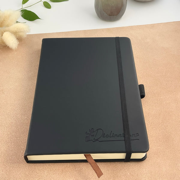 Coffret cadeau : Boite + Stylo Roller Luxe + Carnet Premium A5 + Cartouche + Housse. Personnalisation Possible.