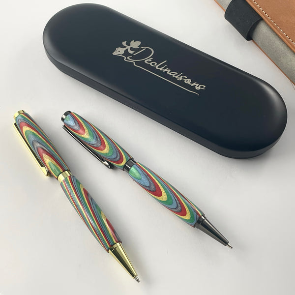 Parure 2 Stylos Bois Arc en Ciel, Rainbow. Personnalisé avec gravure. Livré avec boîte cadeau métal.