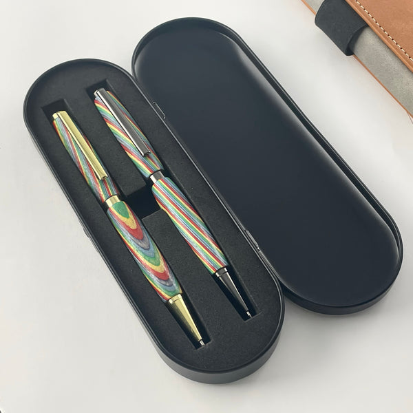 Parure 2 Stylos Bois Arc en Ciel, Rainbow. Personnalisé avec gravure. Livré avec boîte cadeau métal.