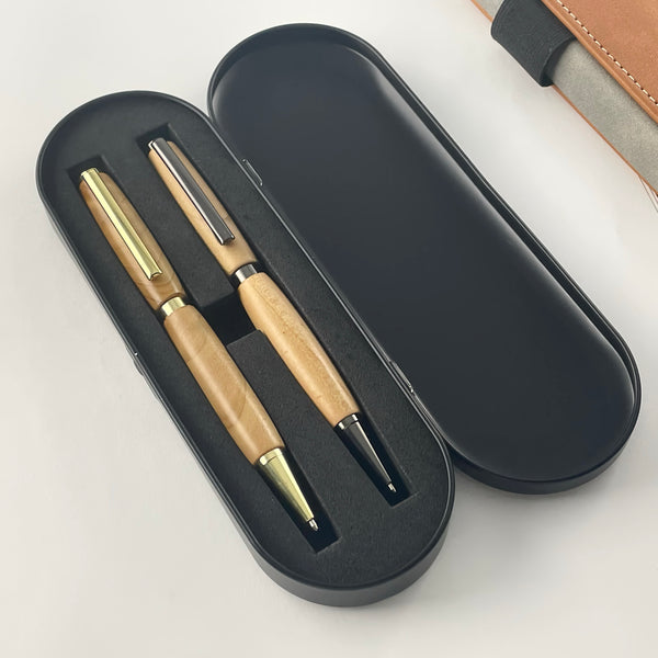 Juego de 2 bolígrafos de madera de cedro francés, hechos a mano en Francia. Personalizado con grabado. Caja de regalo de lujo.