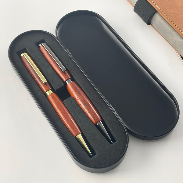 Juego de 2 bolígrafos de madera de Padouk rojo de África, hechos a mano en Francia. Personalizado con grabado. Caja de regalo de lujo.