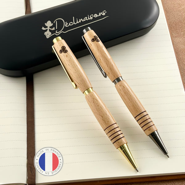 Parure 2 Stylos BRETAGNE, bois de Hêtre de France – Drapeau Breton & Croix TRISKEL. Personnalisé avec gravure. Livré avec boîte cadeau métal.