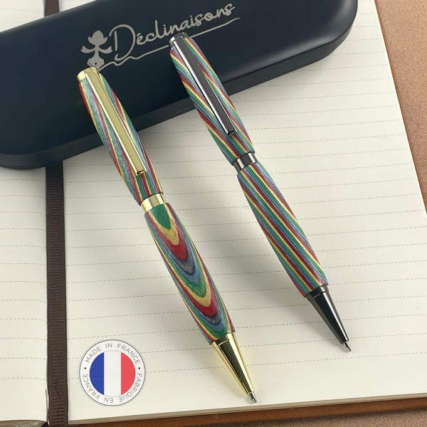 Parure 2 Stylos Bois Arc en Ciel, Rainbow. Personnalisé avec gravure. Livré avec boîte cadeau métal.