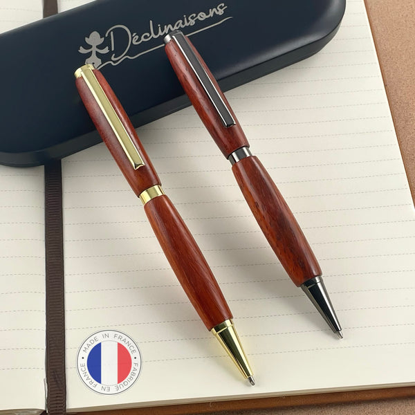 Juego de 2 bolígrafos de madera de Padouk rojo de África, hechos a mano en Francia. Personalizado con grabado. Caja de regalo de lujo.