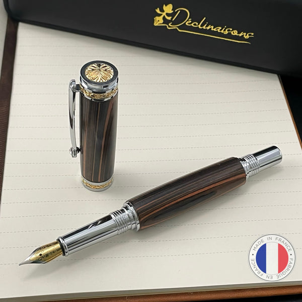 Stylo Plume Luxe Bois Ebène Noir de Macassar avec éléments plaqué Or 24k et Cristal. Personnalisable et livré avec boîte cadeau luxe.
