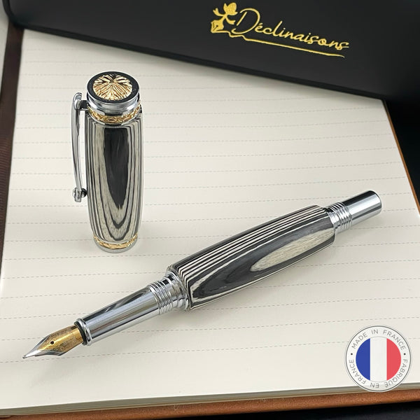 Stylo Plume Luxe Bois Ébène Macassar Blanc et Noir avec éléments plaqué Or 24k et Cristal. Personnalisable et livré avec boîte cadeau luxe.