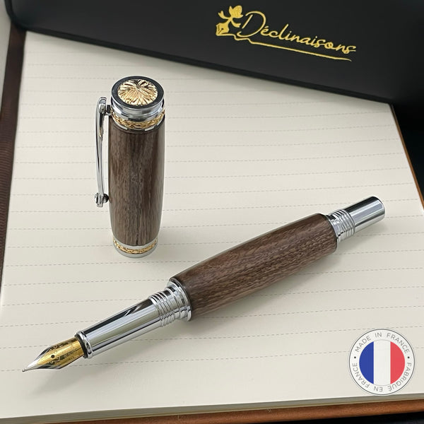 Stylo Plume Luxe Bois Noyer des Pyrénées avec éléments plaqué Or 24k et Cristal. Personnalisable et livré avec boîte cadeau luxe.