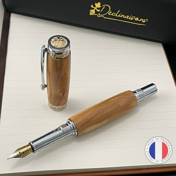 Stylo Plume Luxe Bois Olivier d'Italie avec éléments plaqué Or 24k et Cristal. Personnalisable et livré avec boîte cadeau luxe.