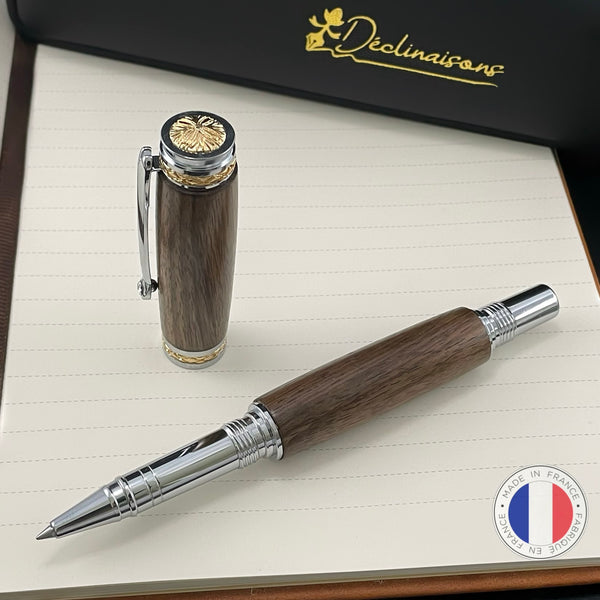 Stylo Roller Luxe Bois Noyer des Pyrénées avec éléments plaqué Or 24k et Cristal. Personnalisable et livré avec boîte cadeau luxe.