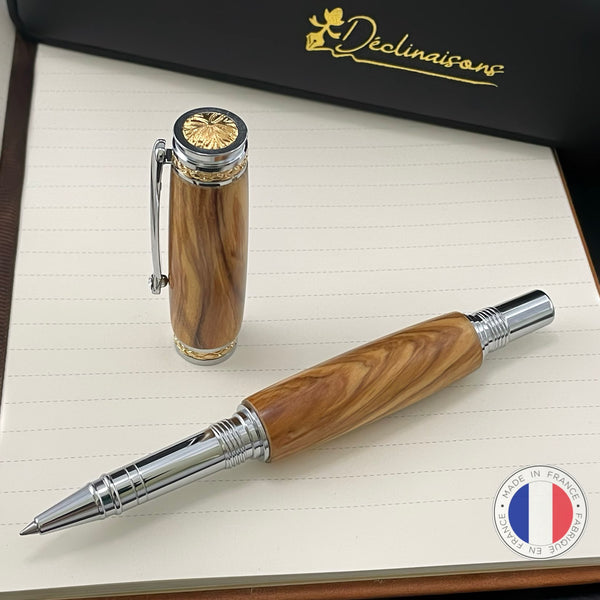 Stylo Roller Luxe Bois Olivier d'Italie avec éléments plaqué Or 24k et Cristal. Personnalisable et livré avec boîte cadeau luxe.
