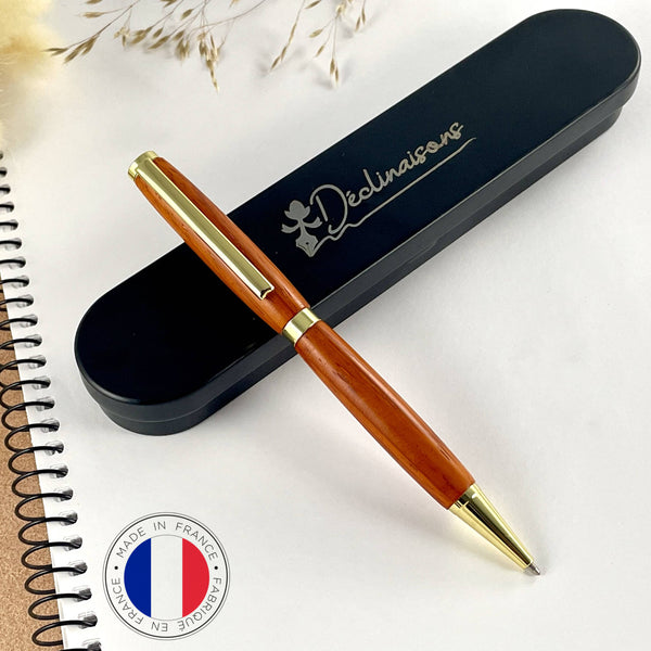Stylo bille en bois de Padouk rouge, fabriqué à la main en France. Stylos Déclinaisons.