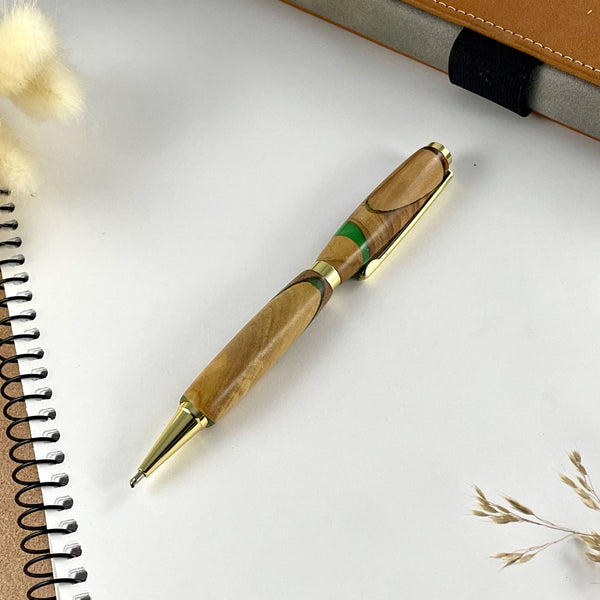 Stylo or en bois précieux et résine verte . Déclinaisons