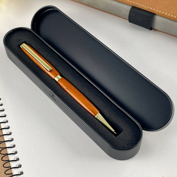 Stylo bille en bois de padouk dans sa boite cadeau métal. Stylos Déclinaisons.