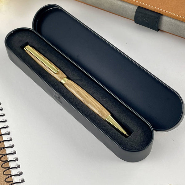Stylo en bois de chêne dans sa boite cadeau métal.