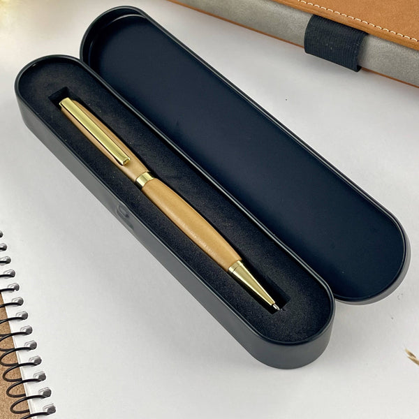 Stylo bois de cèdre de France fabriqué à la main dans sa boite cadeau métal. Stylos Déclinaisons