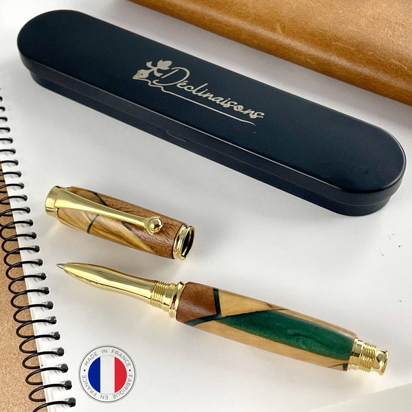 Stylo roller en bois précieux et résine verte. Fabriqué main en France. Stylos Déclinaisons.