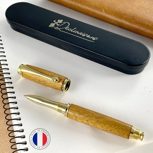 Stylo roller en bois d'acajou. Fabriqué main en France. Personnalisation possible. Coffret cadeau inclus. Stylos Déclinaisons.