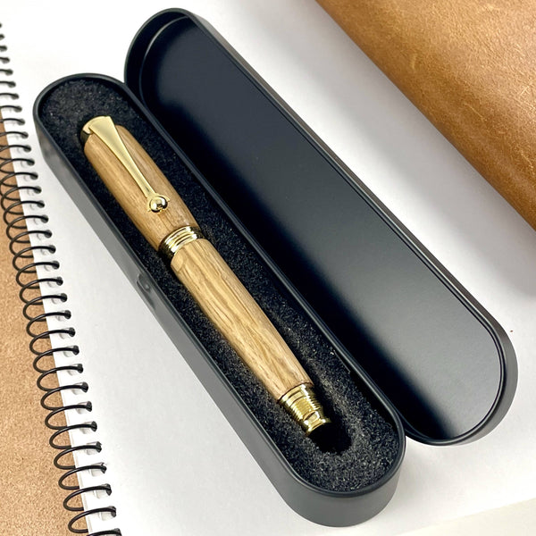 Stylo plume en bois de chêne de France dans sa boite métal cadeau. Stylos Déclinaisons.