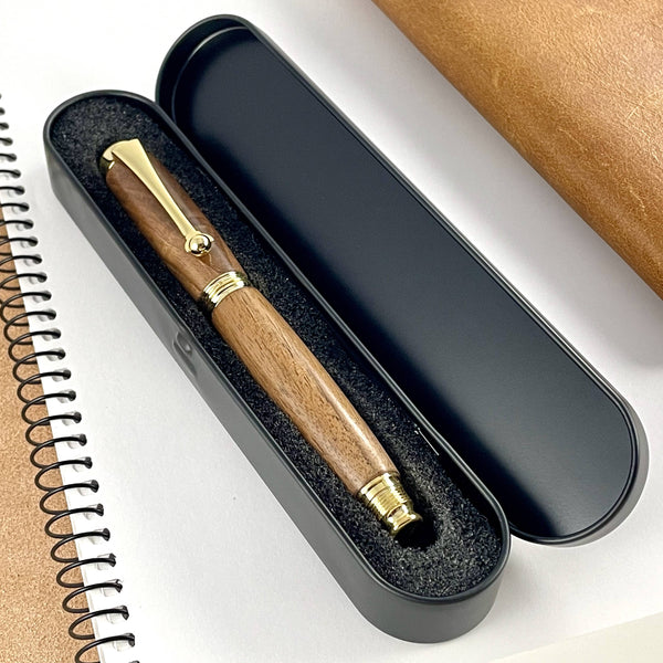 Stylo plume en bois de noyer des Pyrénées dans sa boite métal cadeau. Stylos Déclinaisons.