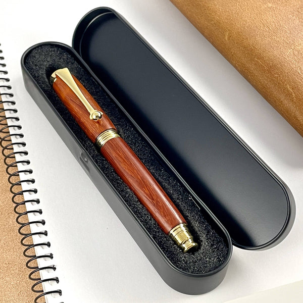 Stylo plume en bois de padouk rouge dans sa boite métal cadeau. Stylos Déclinaisons.