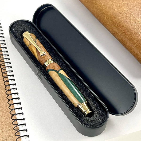 Stylo plume en bois précieux et résine verte dans sa boite métal cadeau. Stylos Déclinaisons.