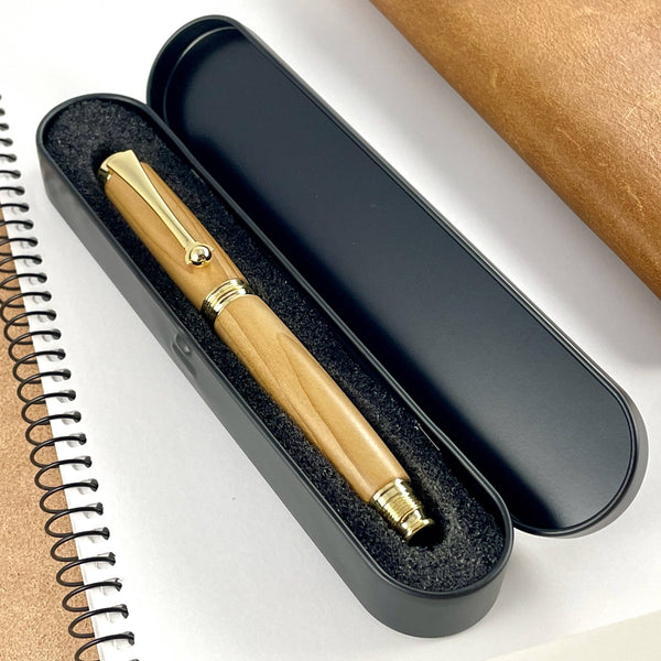 Stylo plume en bois de cèdre de France dans sa boite métal cadeau. Stylos Déclinaisons.
