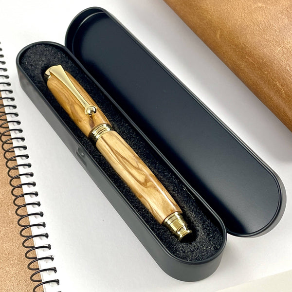 Stylo plume en bois d'olivier d'italie dans sa boite métal cadeau. Stylos Déclinaisons.
