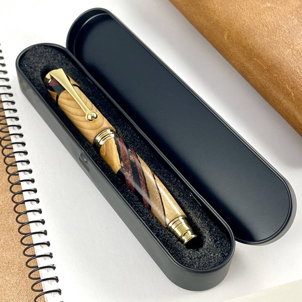 Stylo plume en bois précieux et résine noire dans sa boite métal cadeau. Stylos Déclinaisons.