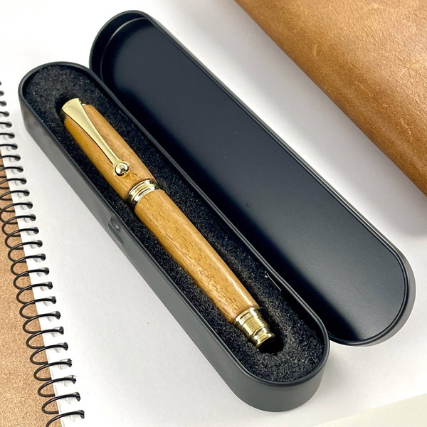Stylo plume en bois acajou dans sa boite métal cadeau. Stylos Déclinaisons.