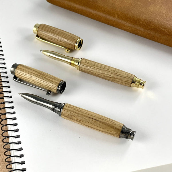 Deux rollers doré et gris en bois de chêne. Stylos Déclinaisons.
